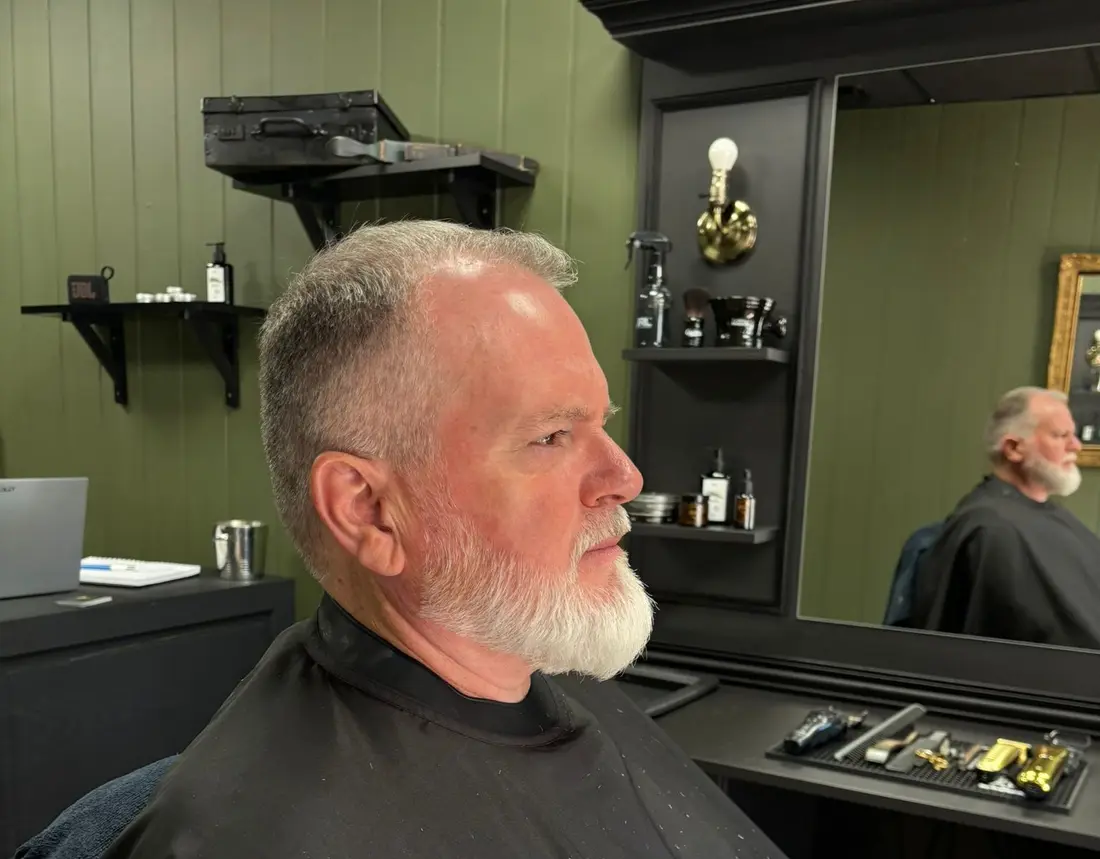 Client du salon après une taille de barbe, de profil